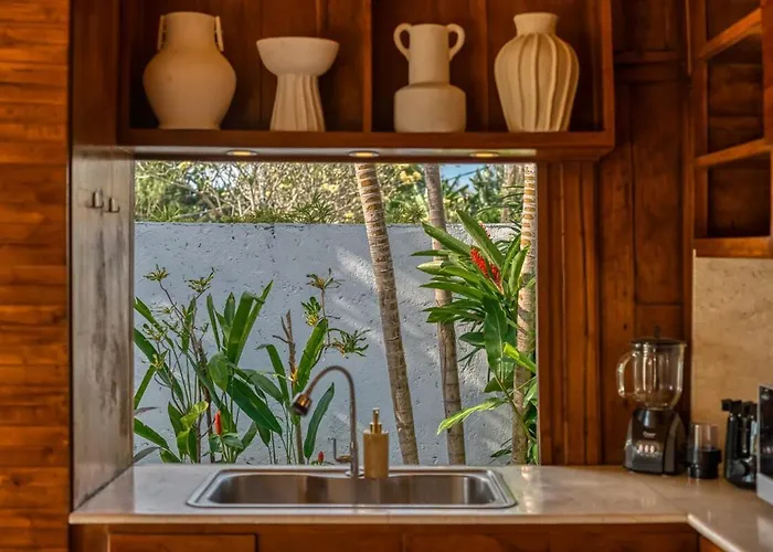 ヴィラ Charming 2br Wooden With Lush Garden Oasis By Santi Management チャングー