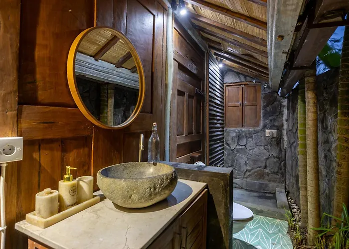 ヴィラ Charming 2br Wooden With Lush Garden Oasis By Santi Management チャングー
