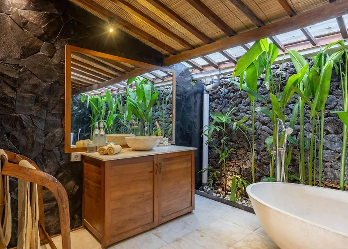 Charming 2br Wooden With Lush Garden Oasis By Santi Management * チャングー