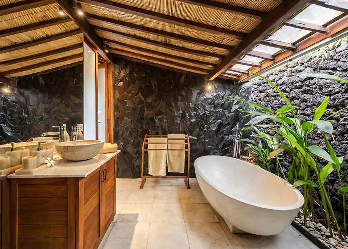 ヴィラ Charming 2br Wooden With Lush Garden Oasis By Santi Management