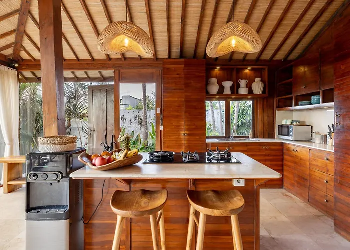Charming 2br Wooden With Lush Garden Oasis By Santi Management ヴィラ チャングー