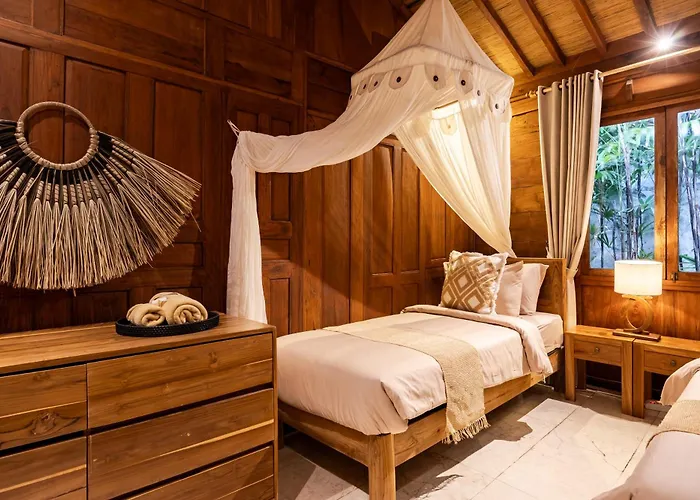 Charming 2br Wooden With Lush Garden Oasis By Santi Management *