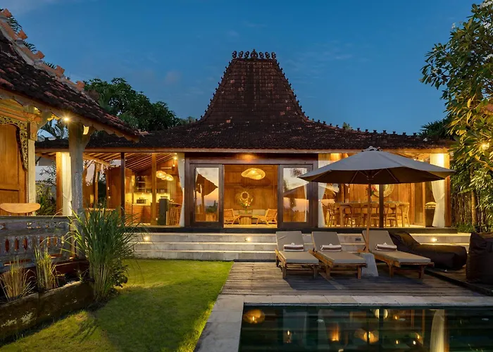 Charming 2br Wooden With Lush Garden Oasis By Santi Management