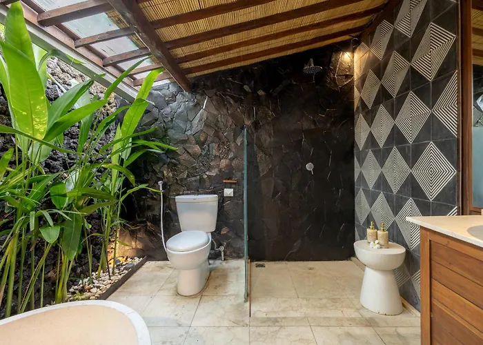 ヴィラ Charming 2br Wooden With Lush Garden Oasis By Santi Management