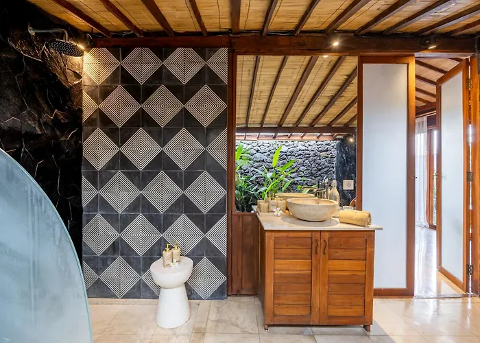 Charming 2br Wooden With Lush Garden Oasis By Santi Management ヴィラ