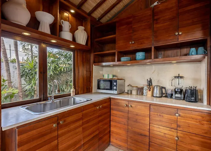 ヴィラ Charming 2br Wooden With Lush Garden Oasis By Santi Management