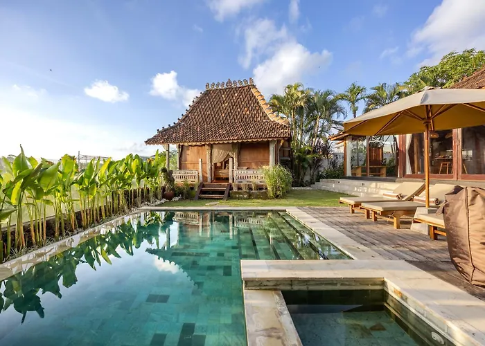Charming 2br Wooden With Lush Garden Oasis By Santi Management *