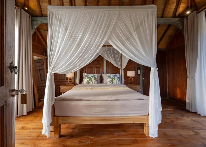 ヴィラ Charming 2br Wooden With Lush Garden Oasis By Santi Management *