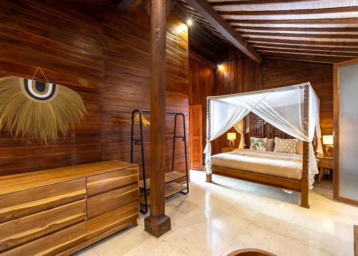 Charming 2br Wooden With Lush Garden Oasis By Santi Management *