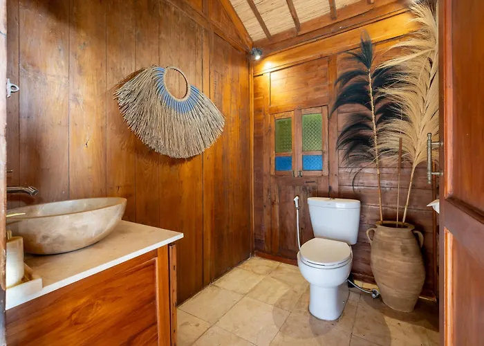 Charming 2br Wooden With Lush Garden Oasis By Santi Management * チャングー