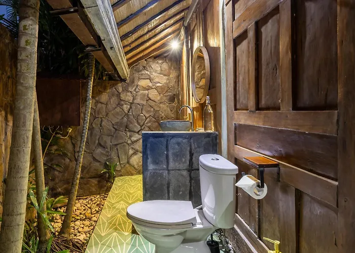 ヴィラ Charming 2br Wooden With Lush Garden Oasis By Santi Management *