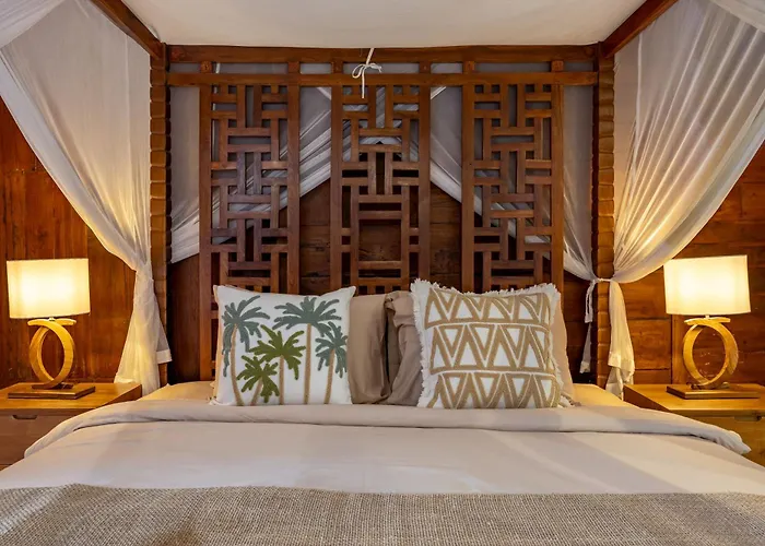 Charming 2br Wooden With Lush Garden Oasis By Santi Management *