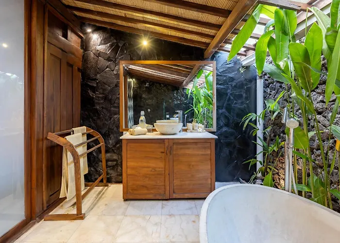 Charming 2br Wooden With Lush Garden Oasis By Santi Management チャングー