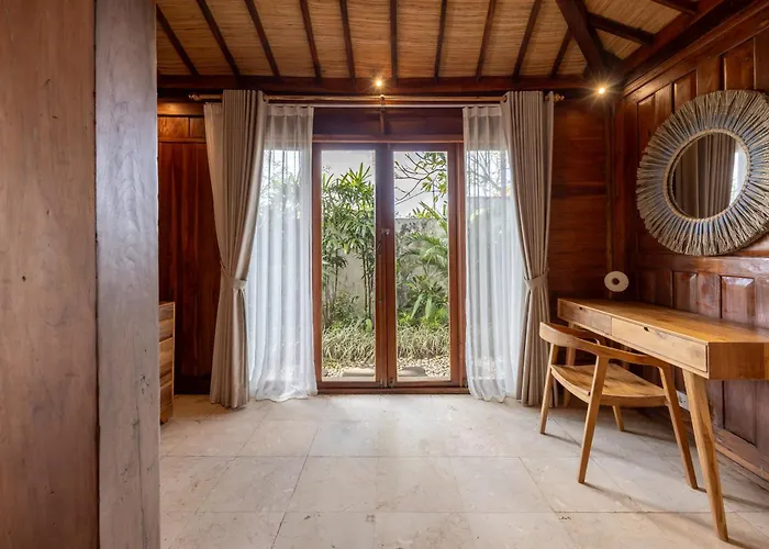Charming 2br Wooden With Lush Garden Oasis By Santi Management *
