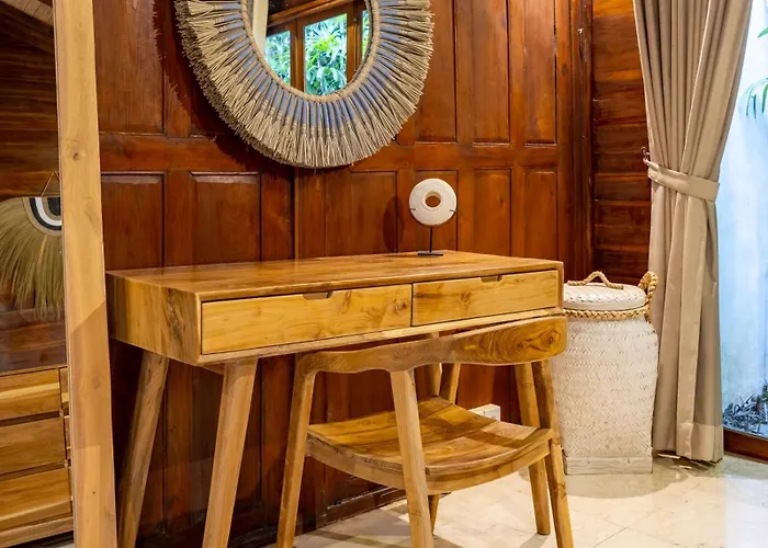 Charming 2br Wooden With Lush Garden Oasis By Santi Management *
